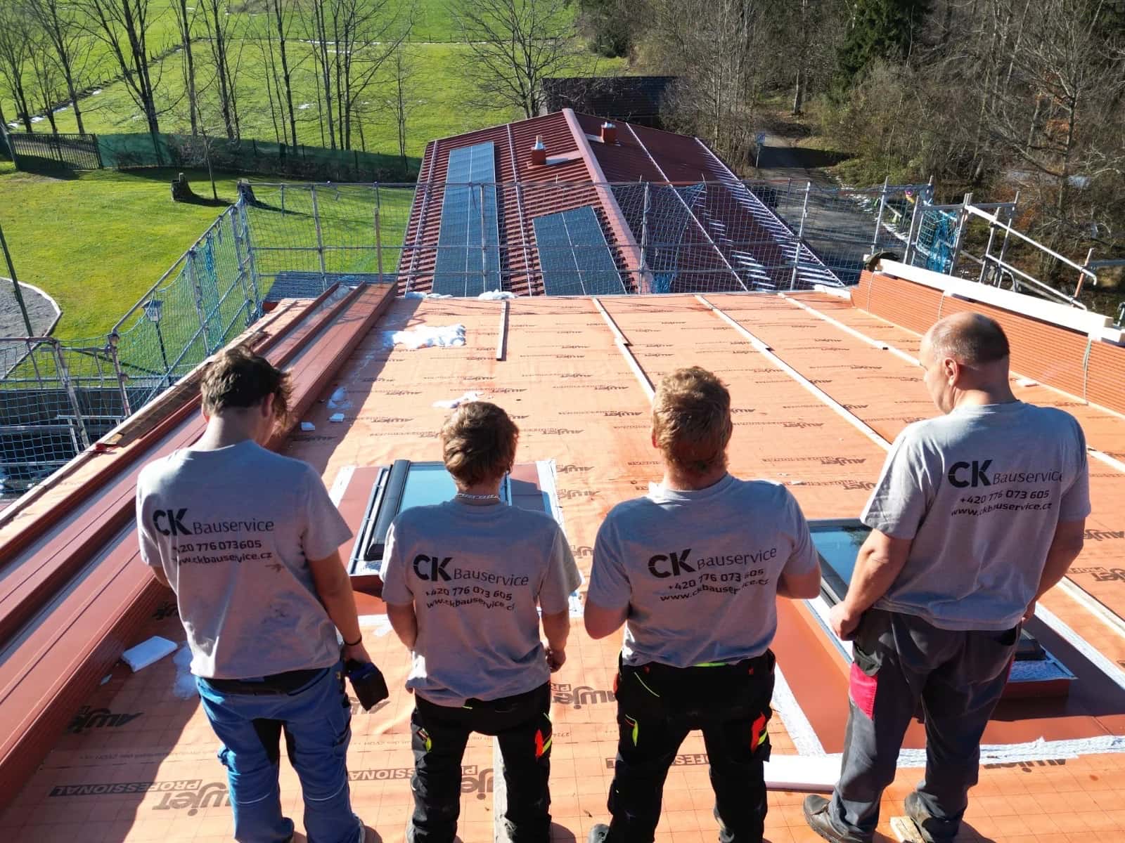 Parta CK Dachdecker na dokončované střeše